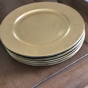 Towel plate chargers look great with plates.. 5